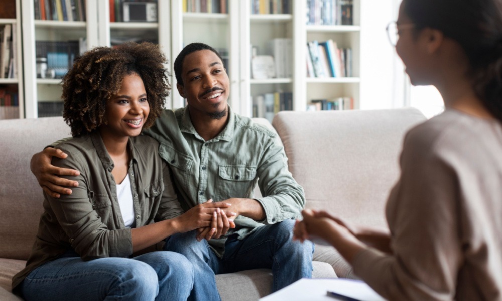 A marriage and family therapists helps a couple in a counseling session